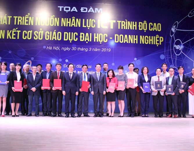 PTIT KÝ KẾT HỢP TÁC NGHIÊN CỨU, ĐÀO TẠO TRONG LĨNH VỰC ICT VỚI CMC, FPT TELECOM