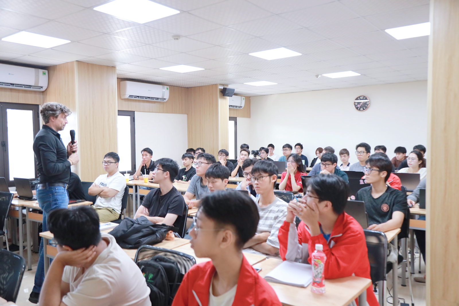 AI chuẩn quốc tế tại PTIT: Hai chuyên gia từ Đại học Ứng dụng hàng đầu Bỉ trực tiếp đào tạo