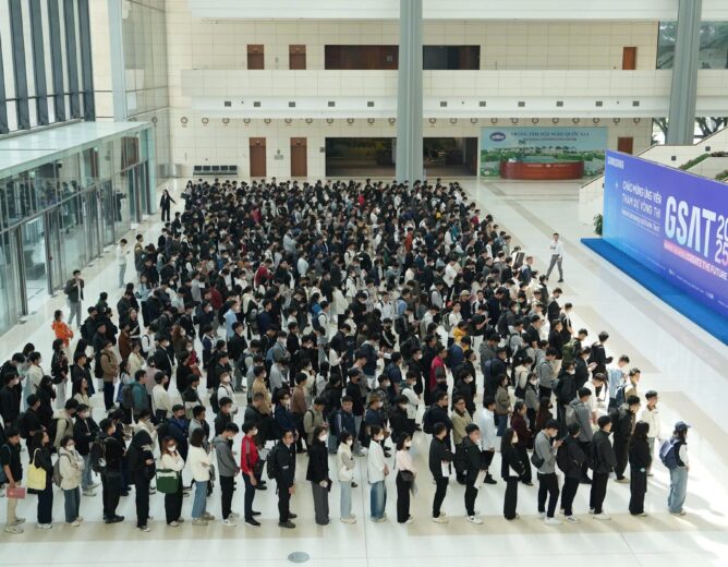 Đông đảo kỹ sư, sinh viên dự thi GSAT 2025 để vào làm tại Samsung Việt Nam