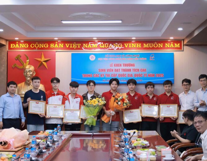 PTIT tổ chức Lễ khen thưởng sinh viên có thành tích cao trong các kỳ thi cấp Quốc gia, Quốc tế năm 2025