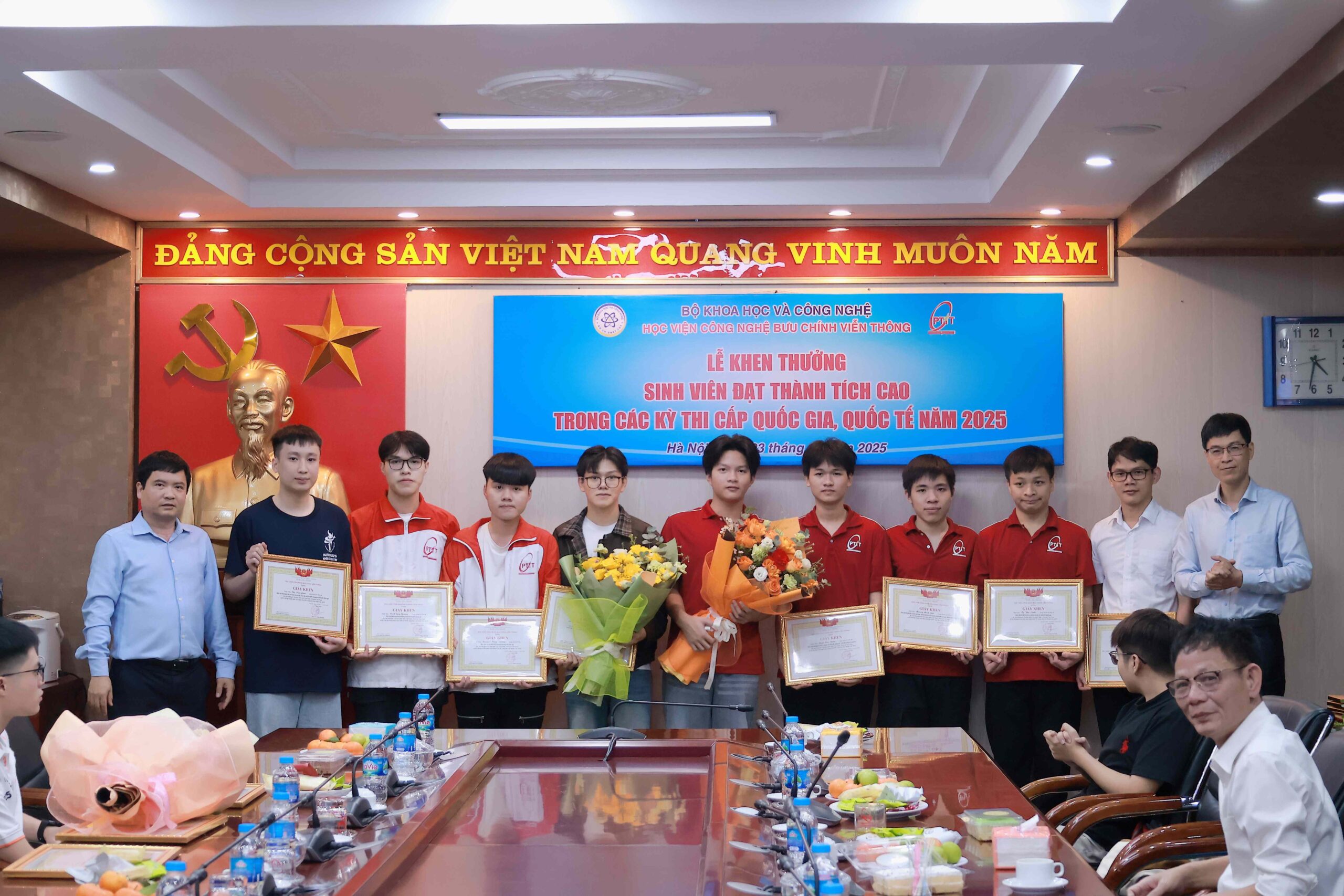 PTIT tổ chức Lễ khen thưởng sinh viên có thành tích cao trong các kỳ thi cấp Quốc gia, Quốc tế năm 2025