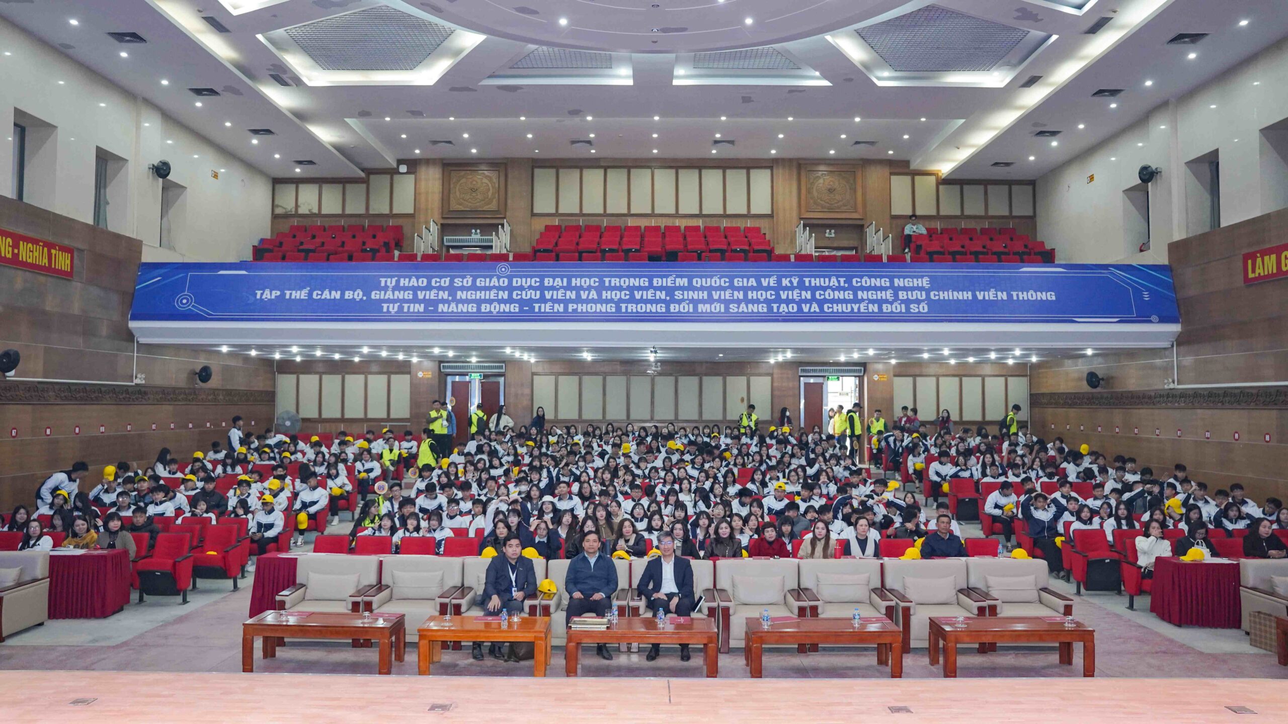 Học viện Công nghệ Bưu chính Viễn thông đồng hành cùng học sinh THPT Bạch Đằng định vị nghề nghiệp trong kỷ nguyên chuyển đổi số