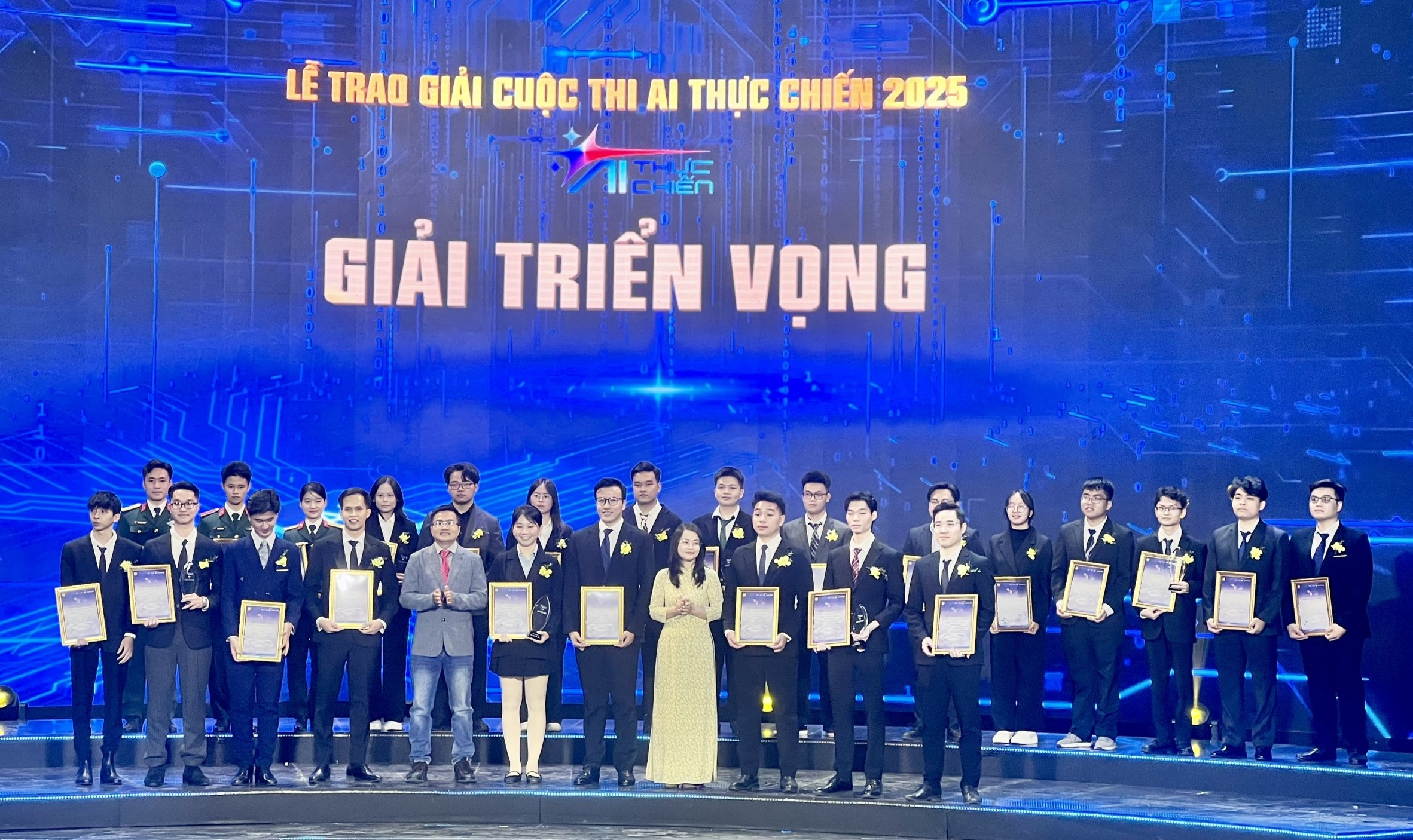 Sinh viên Học viện Công nghệ Bưu chính Viễn thông ghi dấu ấn tại Cuộc thi “AI Thực chiến 2025: Trí tuệ Việt – Kiến tạo tương lai số”