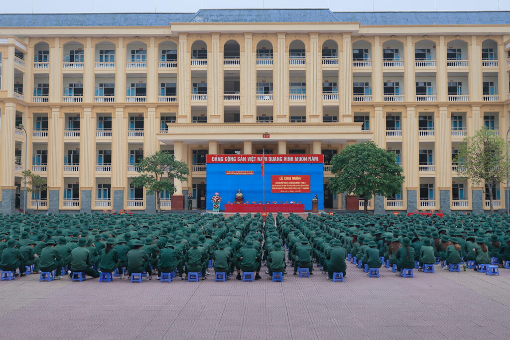 Gần 1300 sinh viên khóa D25 bước vào khoá học Giáo dục quốc phòng và an ninh đợt 1